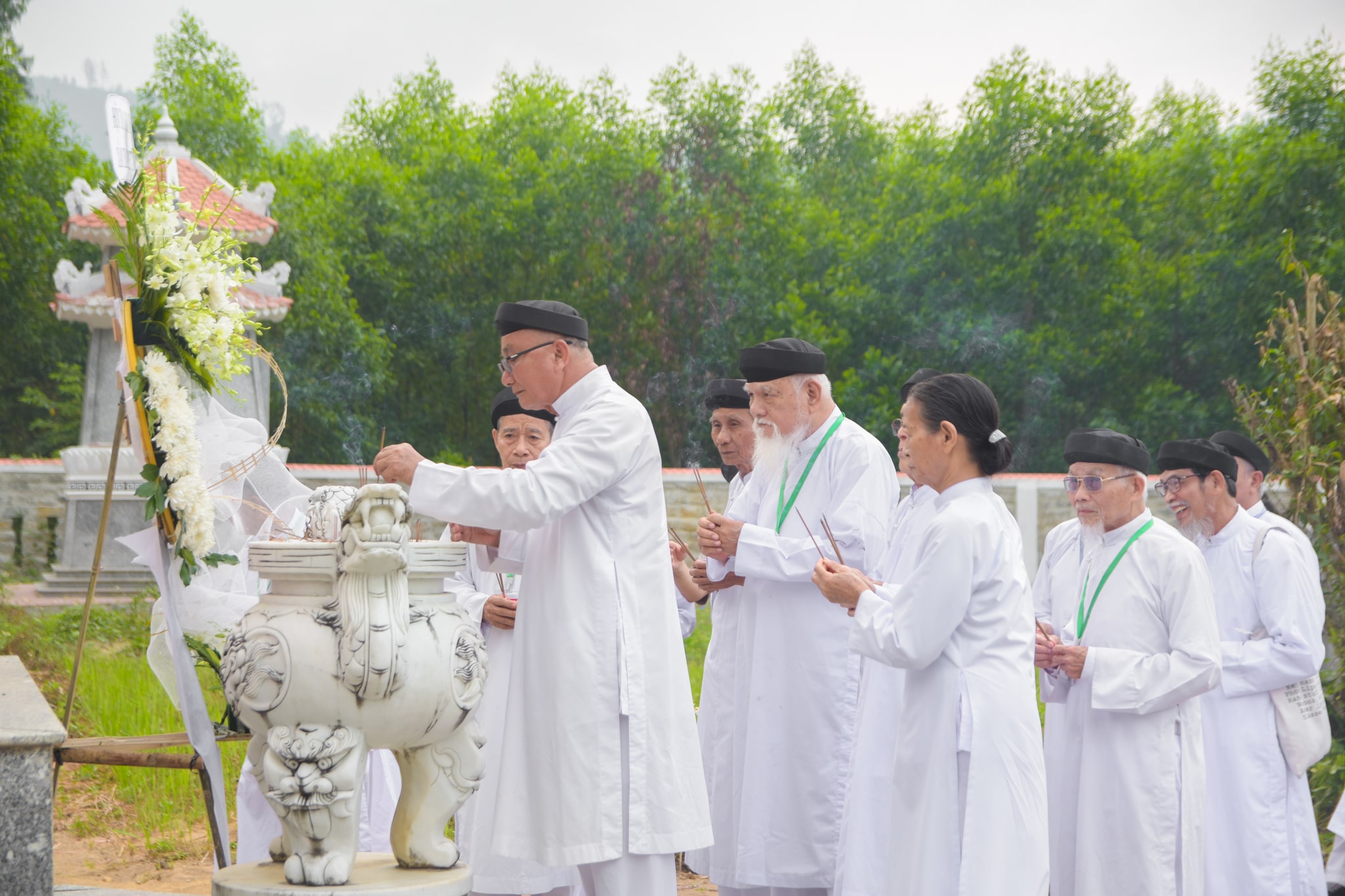 Chức sắc Hội Thánh dâng hương tại Thánh Lâm Phước Địa – ảnh 6