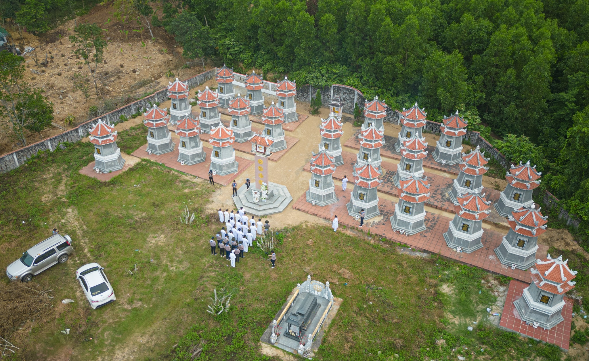 Chức sắc Hội Thánh dâng hương tại Thánh Lâm Phước Địa – ảnh 1