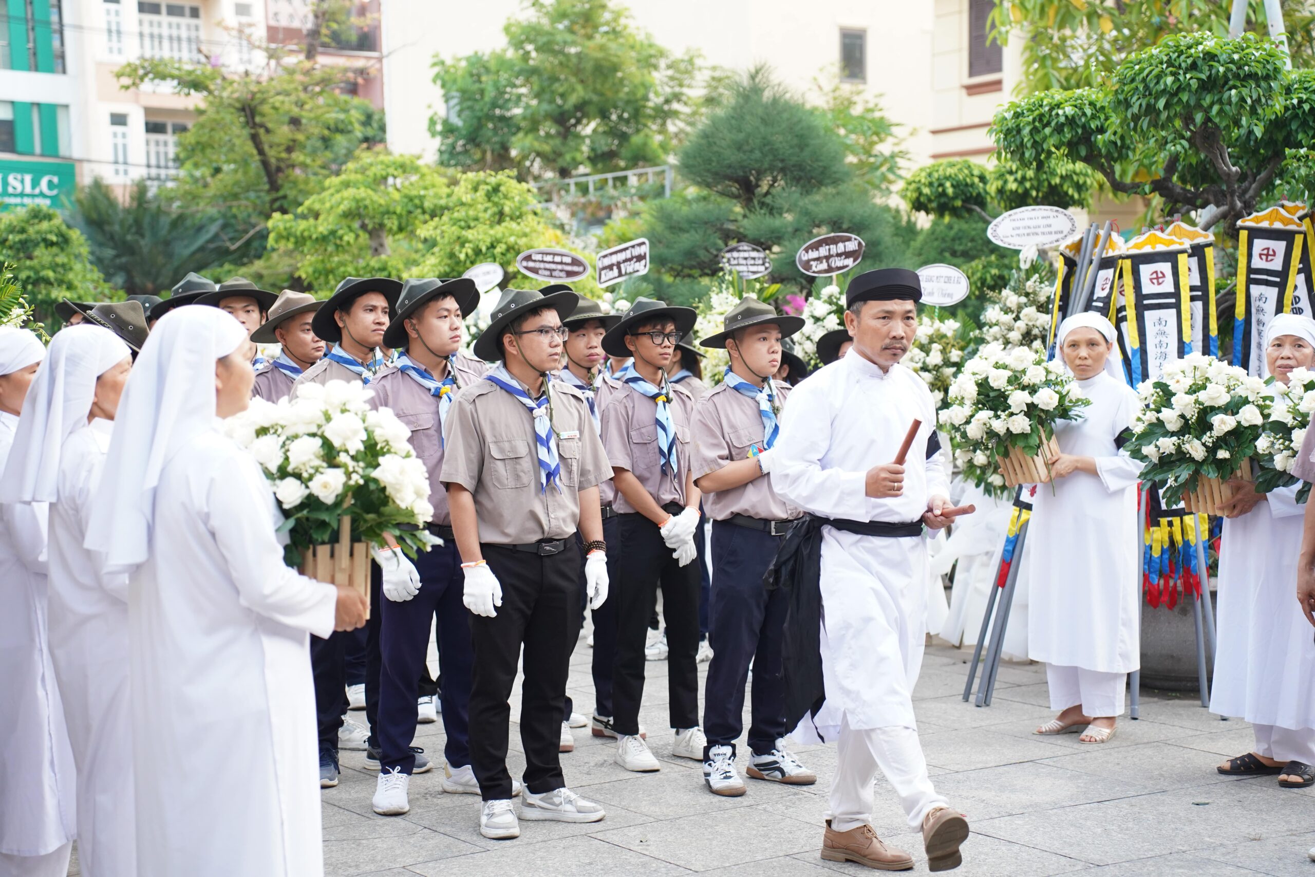 Lễ an táng – ảnh 55