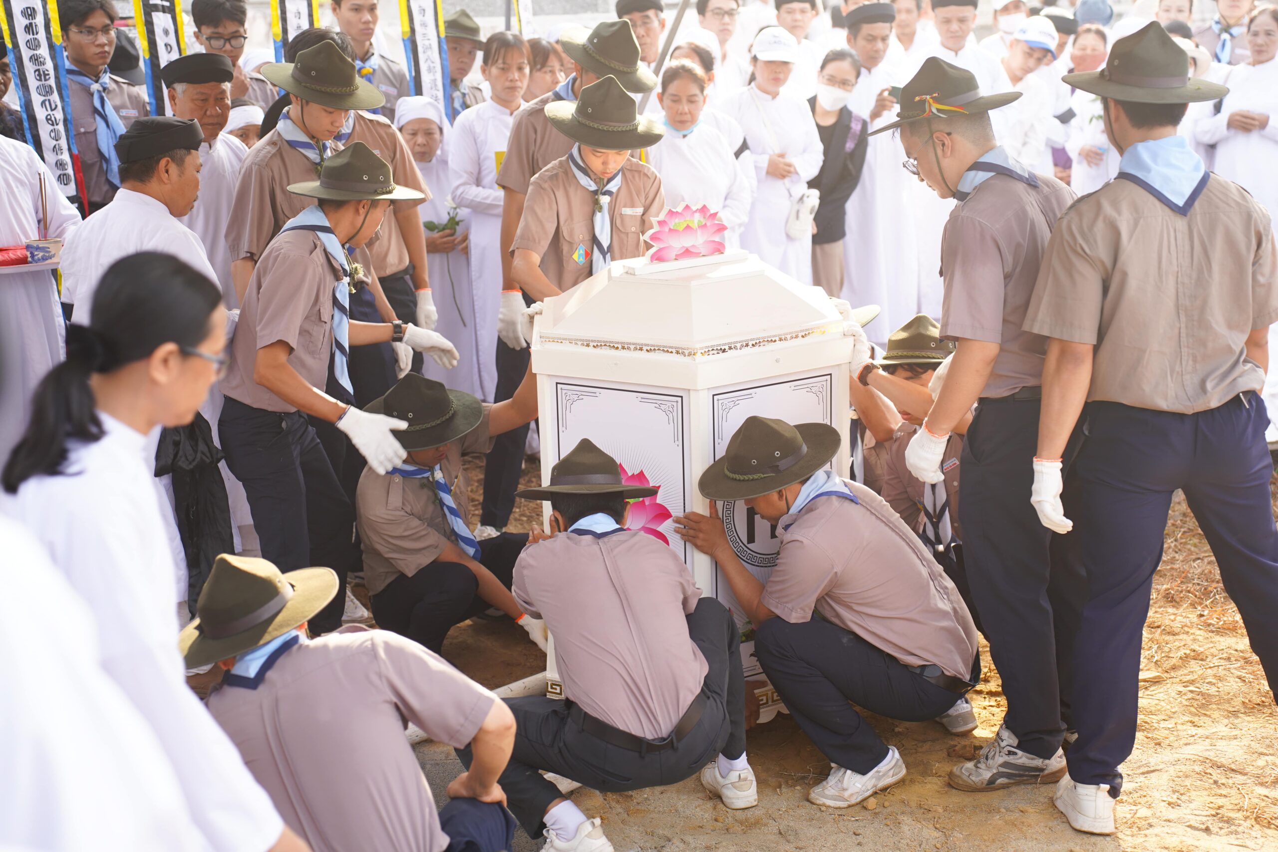 Lễ an táng – ảnh 70