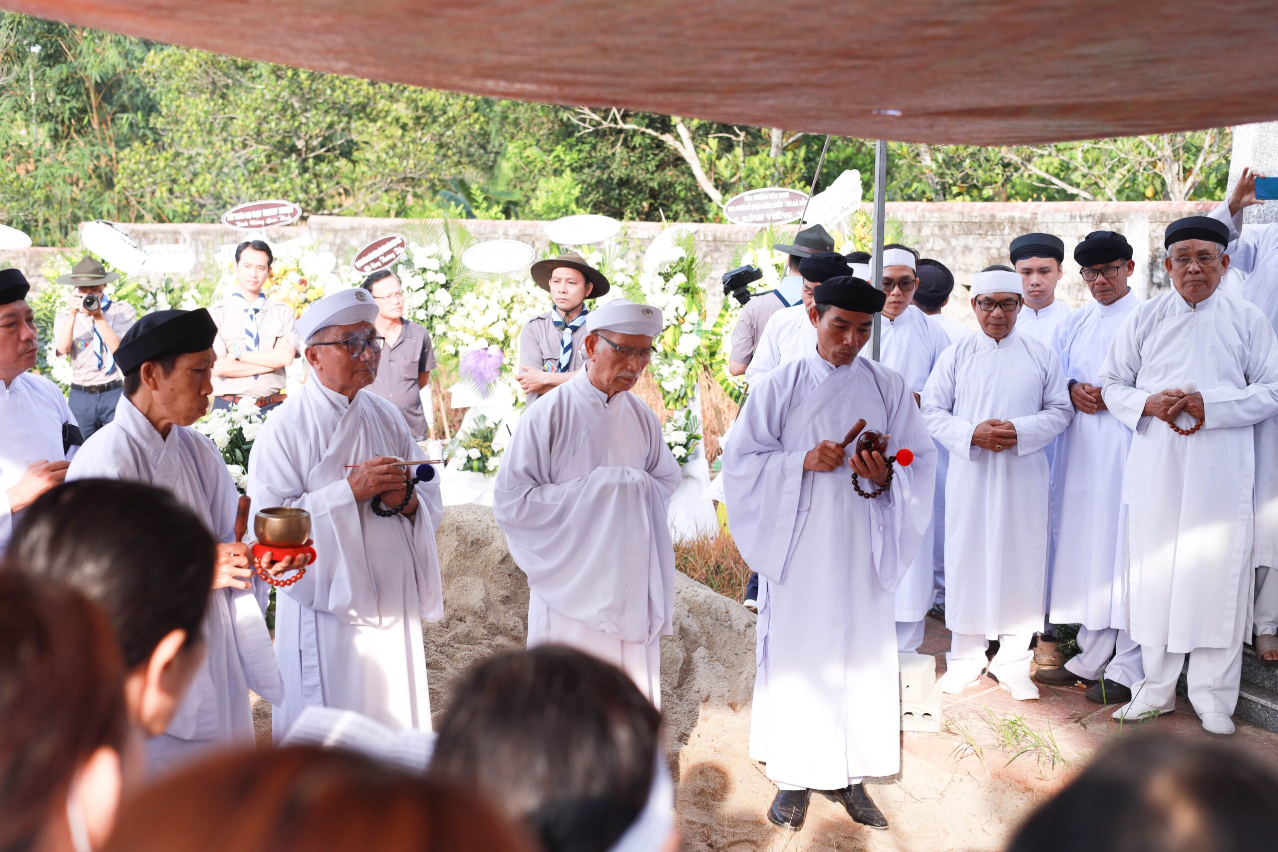 Lễ an táng – ảnh 16