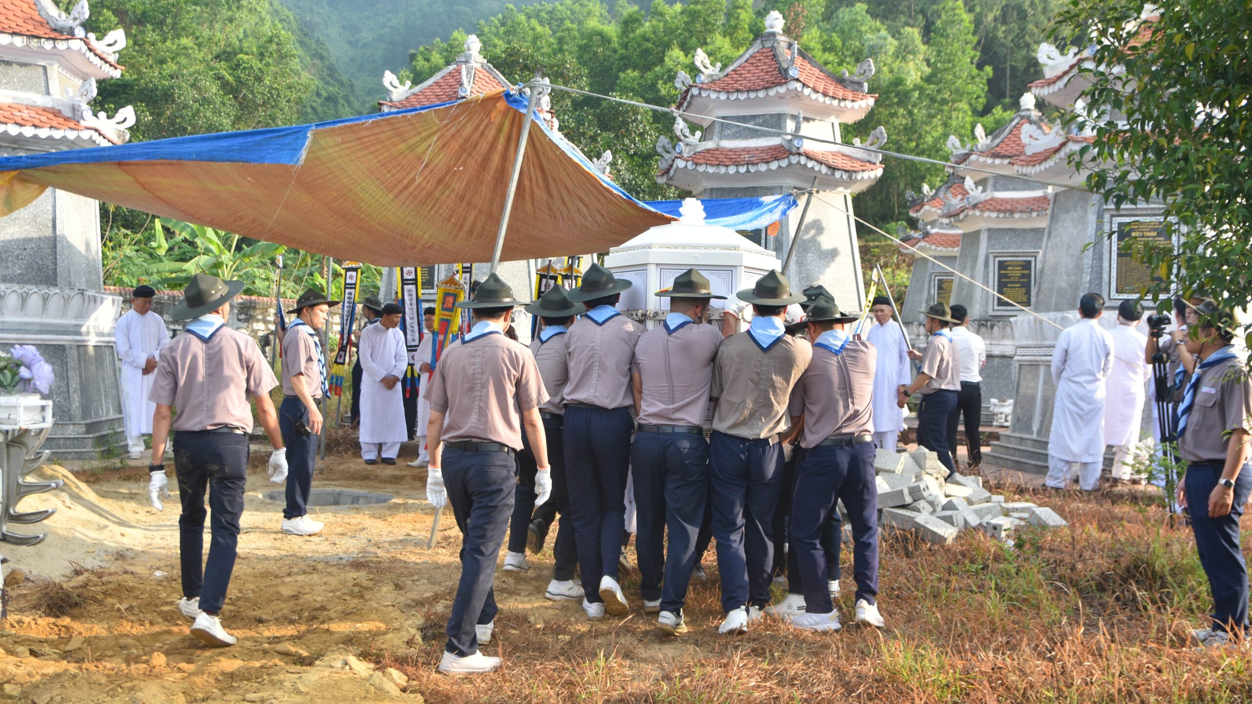 Lễ an táng – ảnh 31