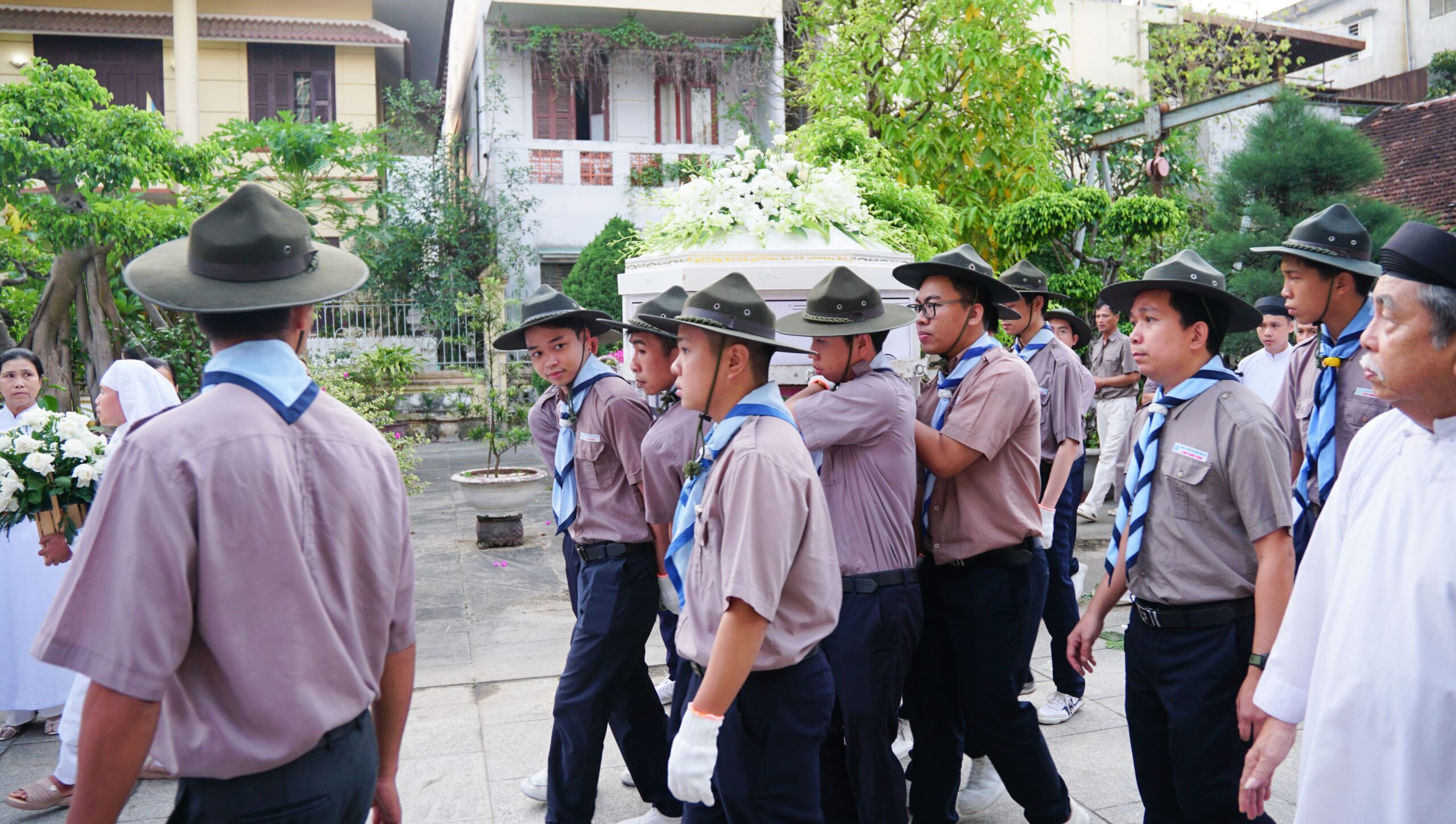 Lễ an táng – ảnh 43