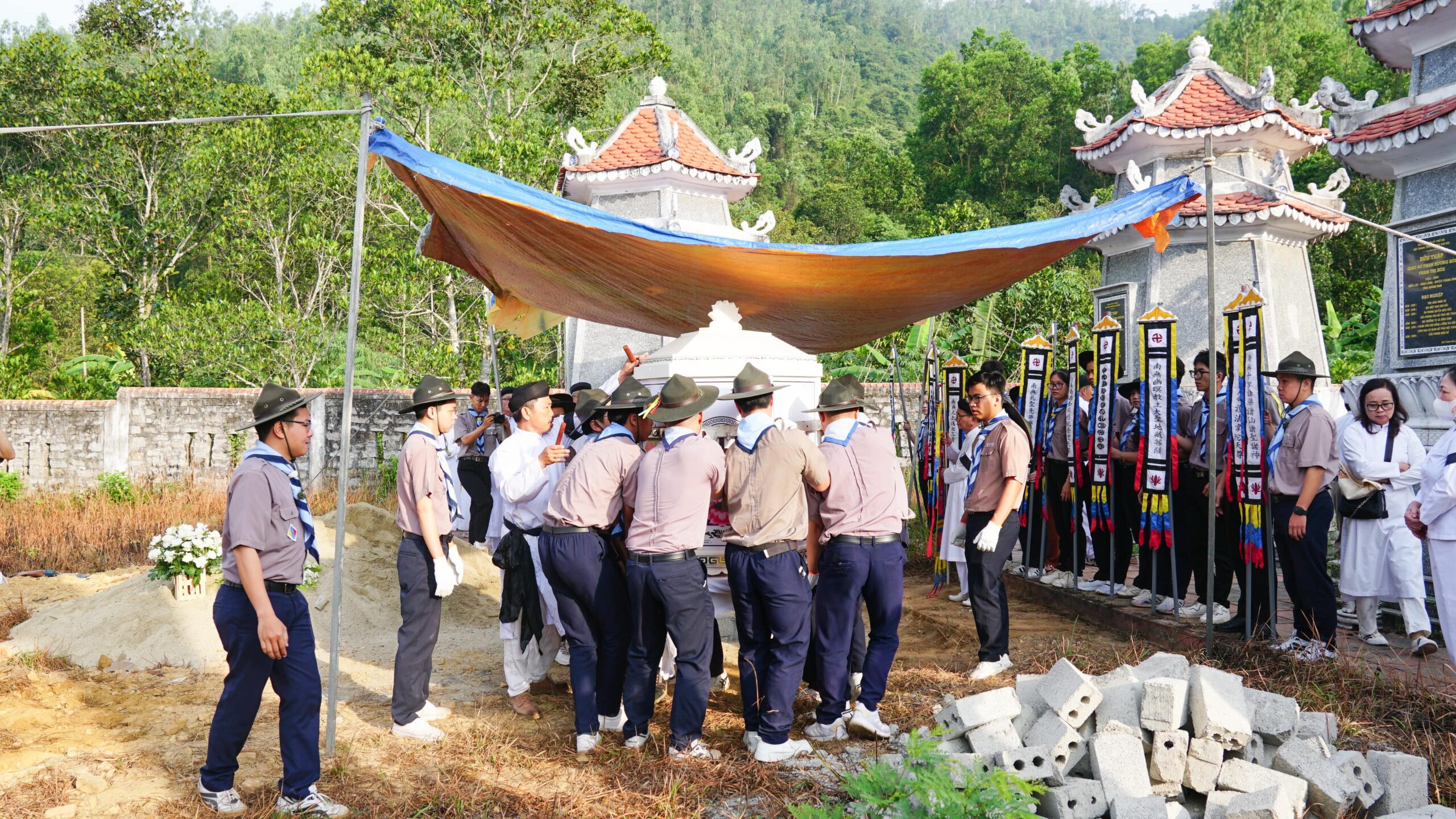 Lễ an táng – ảnh 48