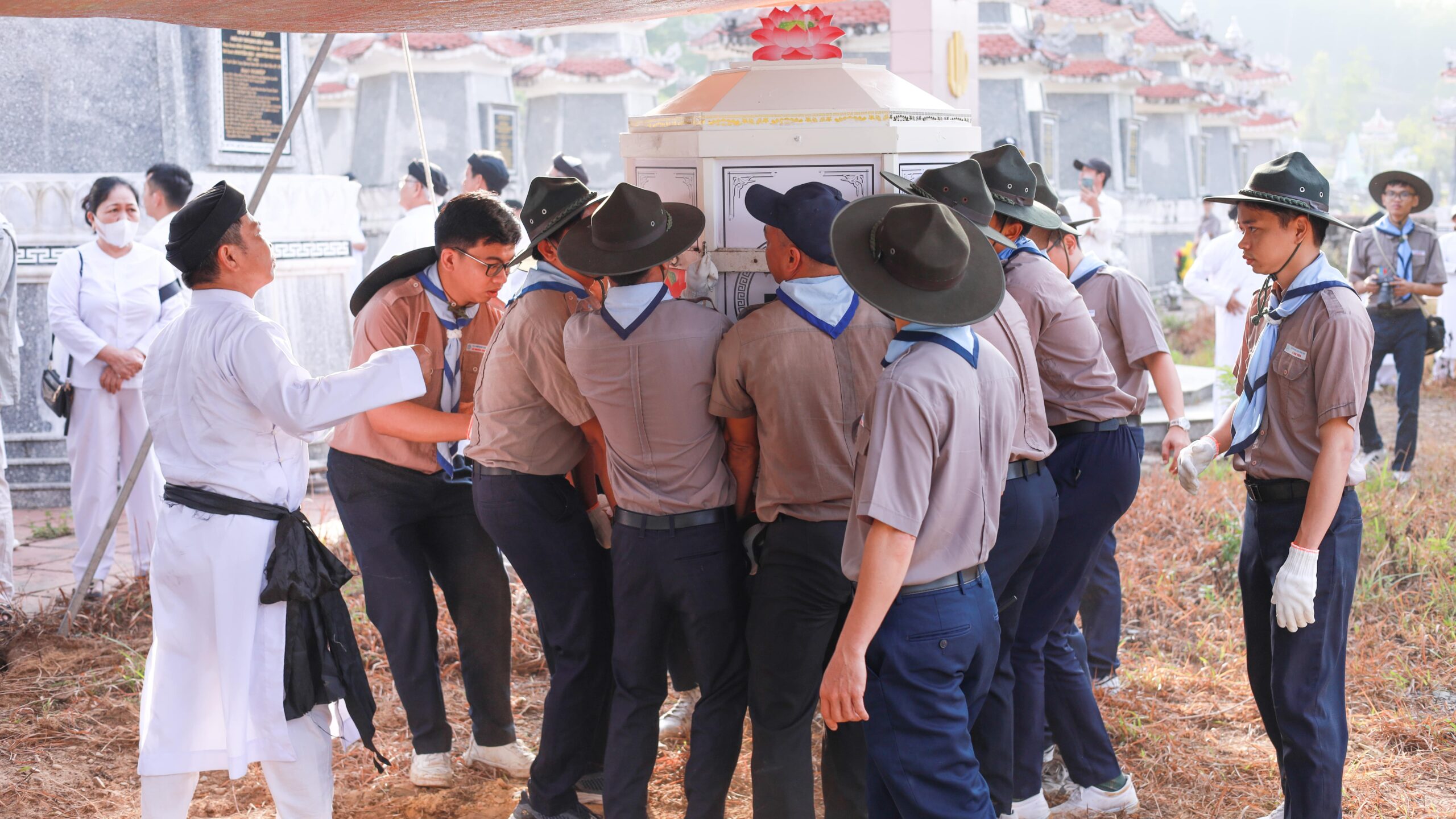 Lễ an táng – ảnh 14